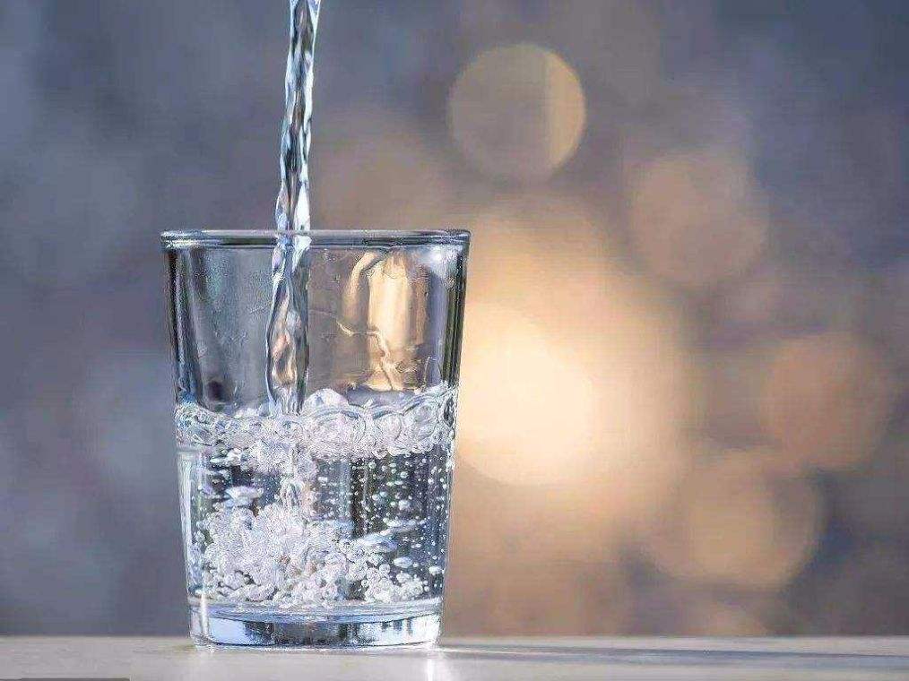 健身中補(bǔ)水你真的喝對了嗎？喝水還是運(yùn)動飲料？